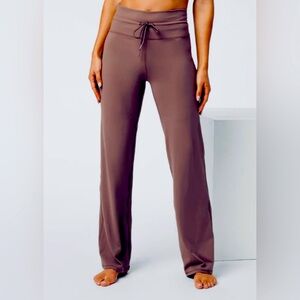 vuori daily wide leg pants : clove size S